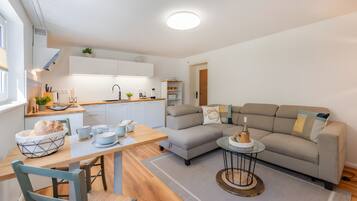 Una televisión, un reproductor estéreo