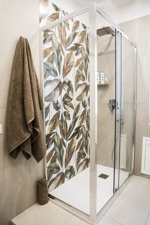 Haartrockner, Handtücher, Seife, Shampoo