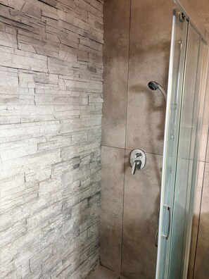 Shower, bidet, towels, soap - Apparently modern in the center of Marrakech, close to all places of interest (Marrakech)