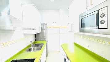 Leilighet, balkong, byutsikt | Eget kjøkken | Kjøleskap, mikrobølgeovn, ovn og kokeplater