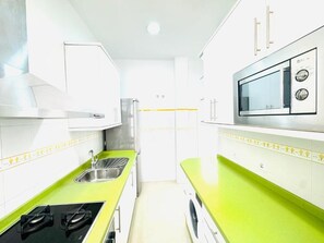 Apartment, Balcony, City View | Dapur peribadi | Peti sejuk, ketuhar gelombang mikro, ketuhar, dapur 