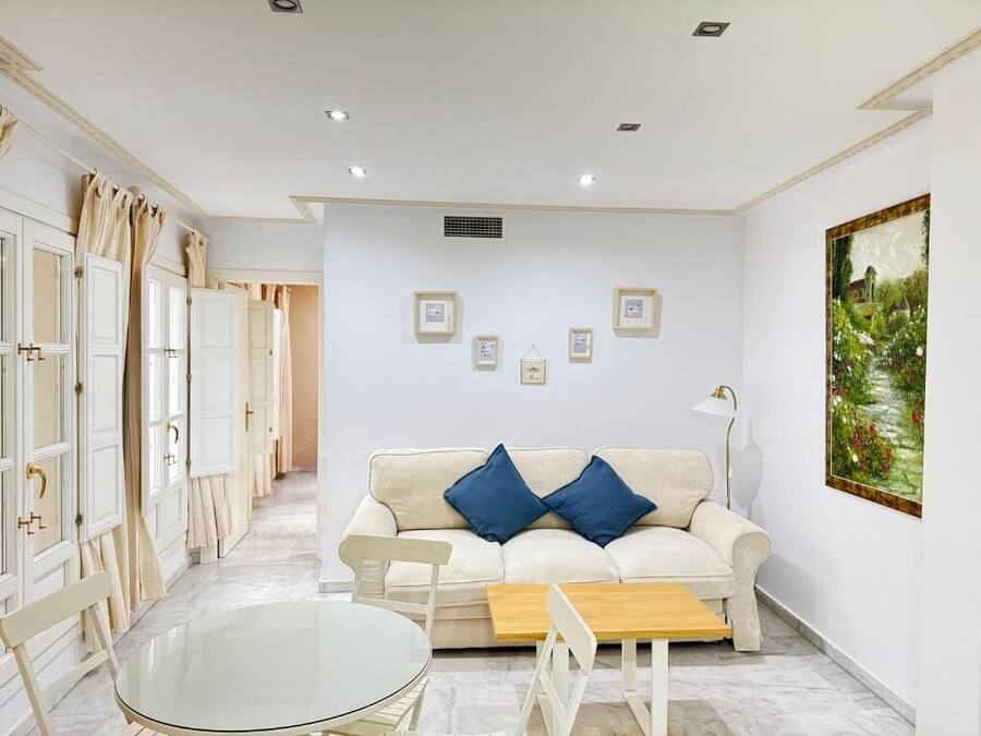 Apartamento, balcón, vistas a la ciudad | Zona de estar