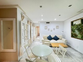 Apartamento, balcón, vistas a la ciudad | Interior