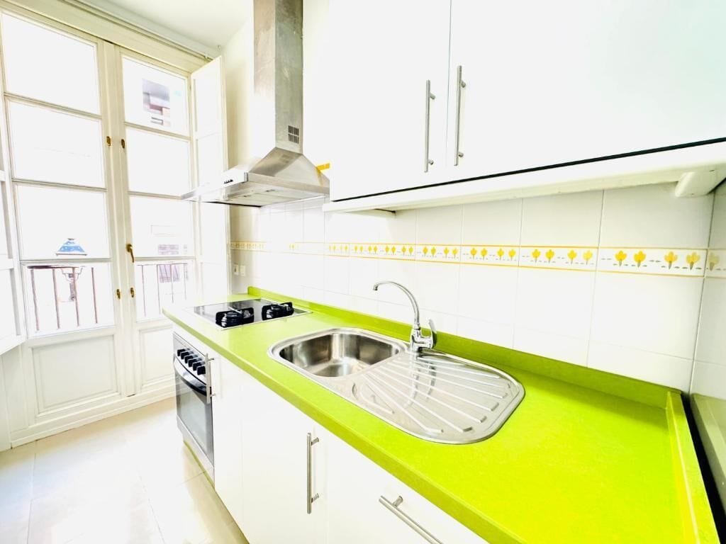 Apartment, Balkon, Stadtblick | Eigene Küche | Kühlschrank, Mikrowelle, Ofen, Herdplatte