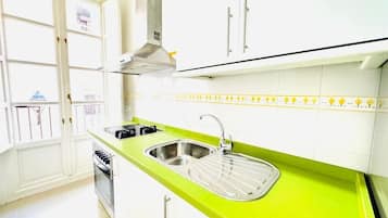 Apartment, Balkon, Stadtblick | Eigene Küche | Kühlschrank, Mikrowelle, Ofen, Herdplatte