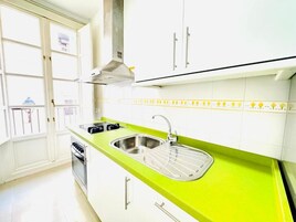 Apartamento, balcón, vistas a la ciudad | Cocina privada | Frigorífico, microondas, horno y placa de cocina