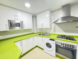 Apartamento, balcón, vistas a la ciudad | Cocina privada | Frigorífico, microondas, horno y placa de cocina