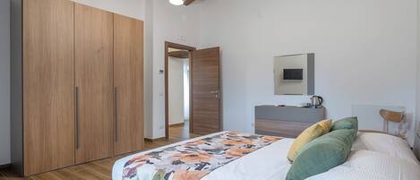 Family Room | In-room safe, iron/ironing board, free WiFi