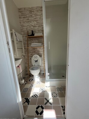 Douche, sèche-cheveux, serviettes fournies, savon