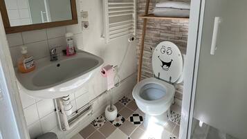 Douche, sĂšche-cheveux, serviettes fournies, savon