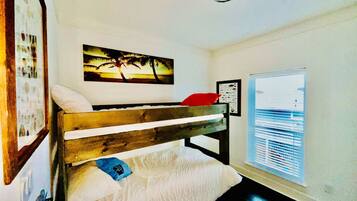 3 habitaciones, decoración personalizada y muebles diferentes