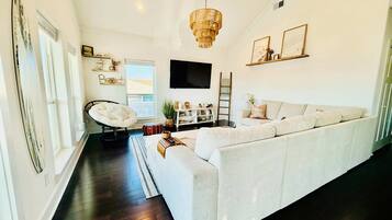 House, Multiple Beds, Patio (Dockside Dream) | Living area