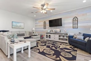 Living area - Clean and comfortable 3bedroom 2 bath cottage near beach and olde town (Bay St. Louis)