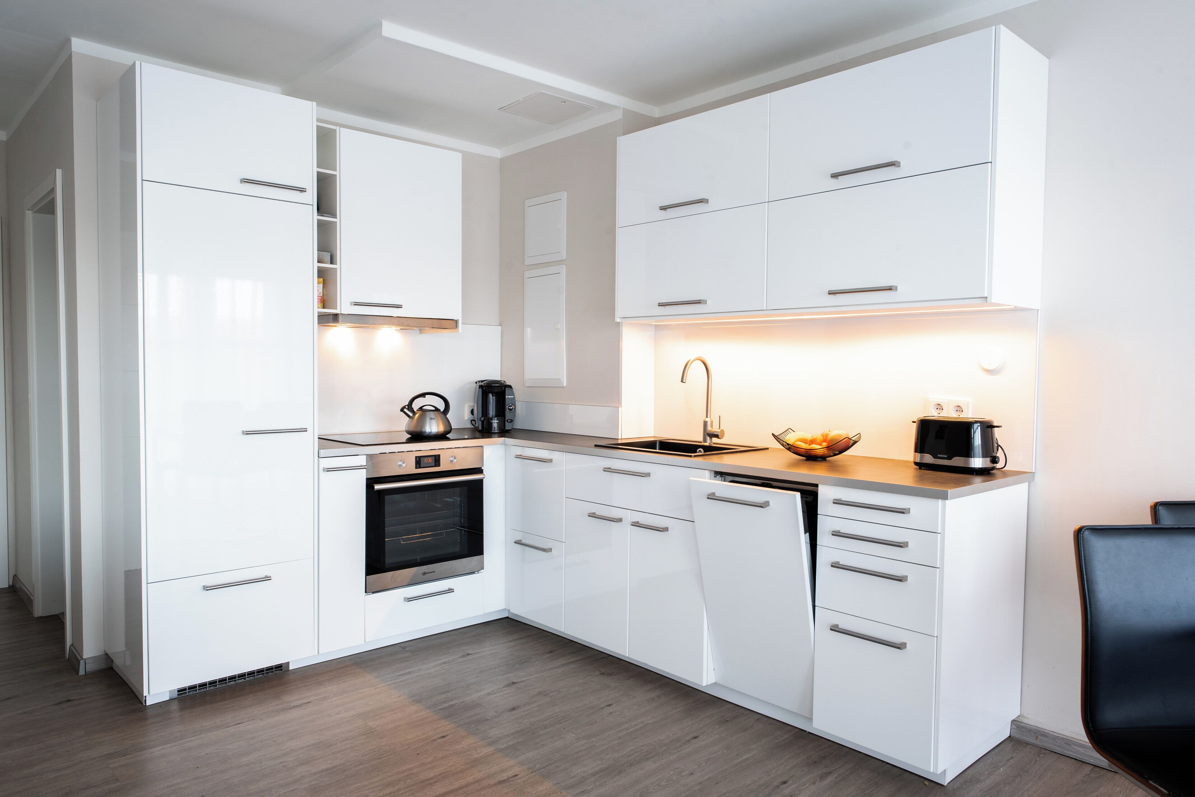 Fridge, oven, stovetop, dishwasher