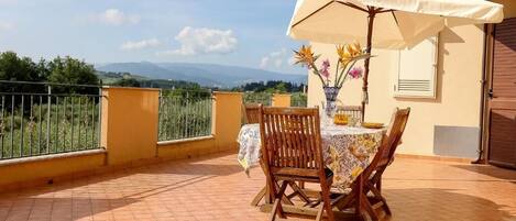 Einzelzimmer, Hügelblick | Speisen im Freien