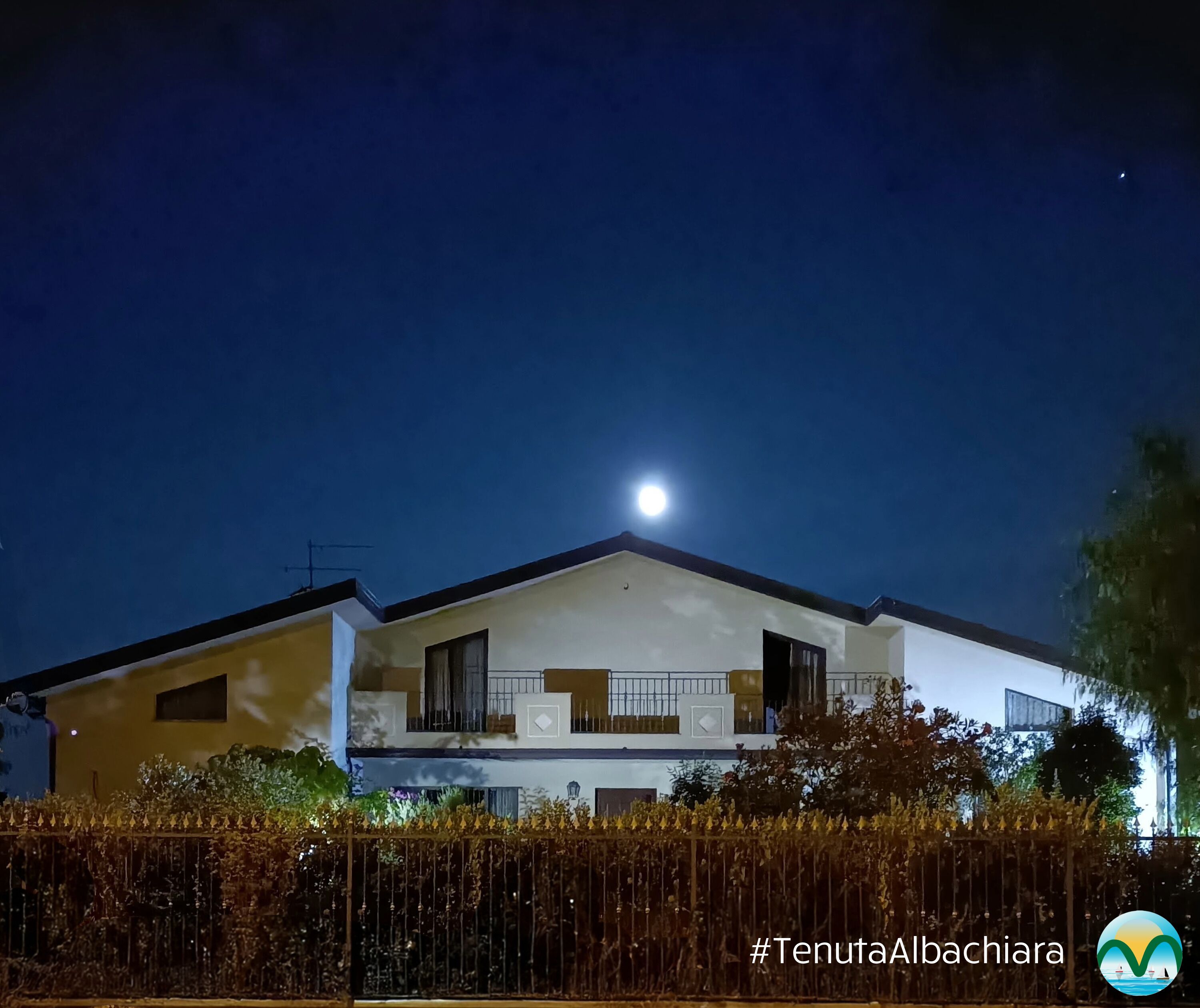 施設の正面 (日没後)