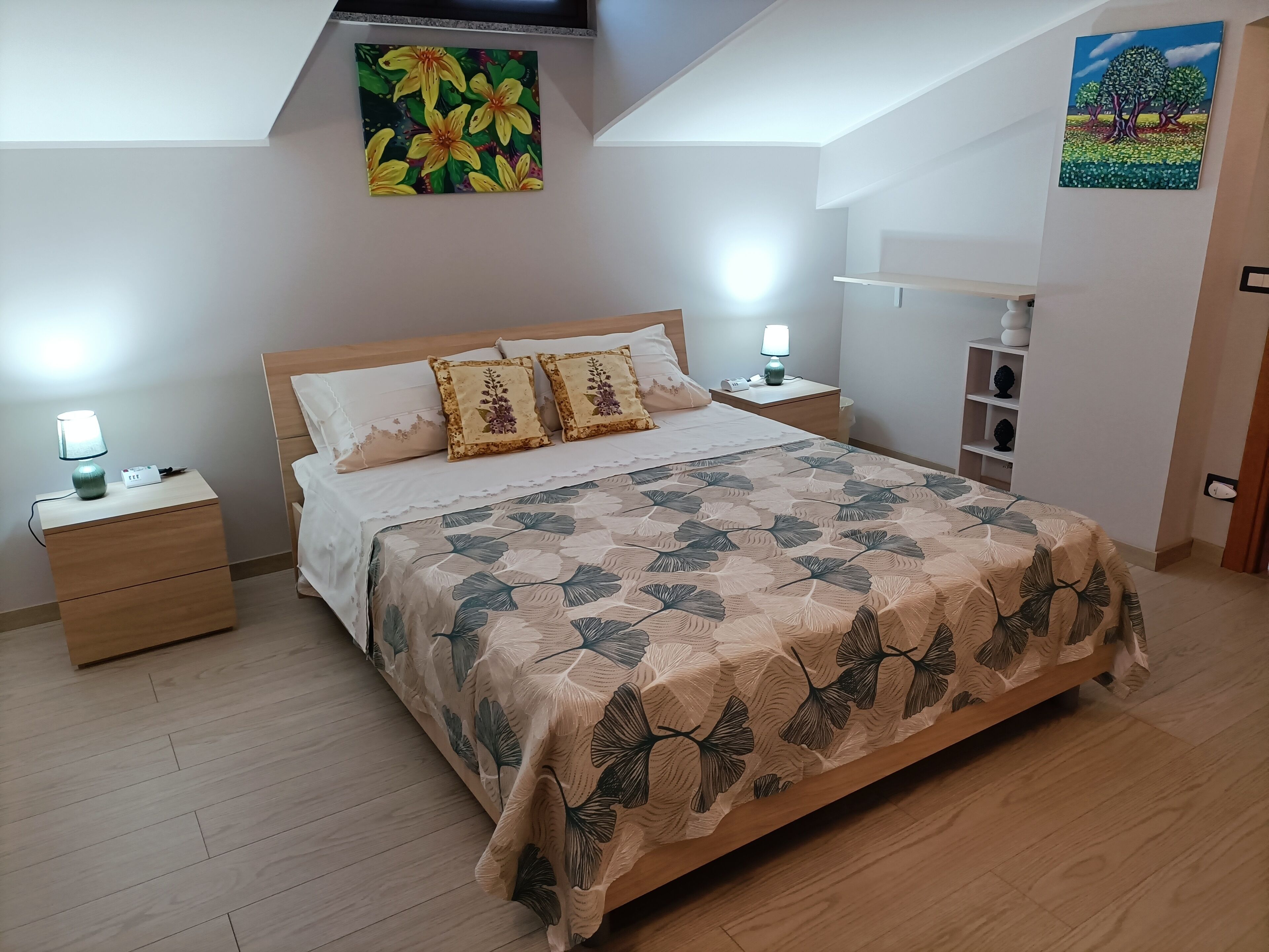 ميني بار ومكتب وواي فاي مجانًا وملاءات أسرّة