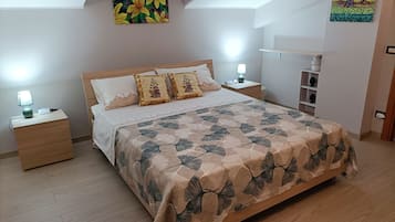 Minibar, Schreibtisch, kostenloses WLAN, Bettwäsche