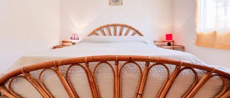 Huvila, 2 makuuhuonetta, patio, näköala puutarhaan | 3 makuuhuonetta