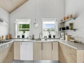 Refrigerador, microondas, lavavajillas y utensilios de cocina 