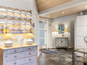 Une salle de bain moderne avec un meuble-lavabo, un miroir et une cabine de douche en verre.