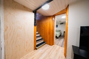 Een bureau, een strijkplank/strijkijzer, wifi, beddengoed