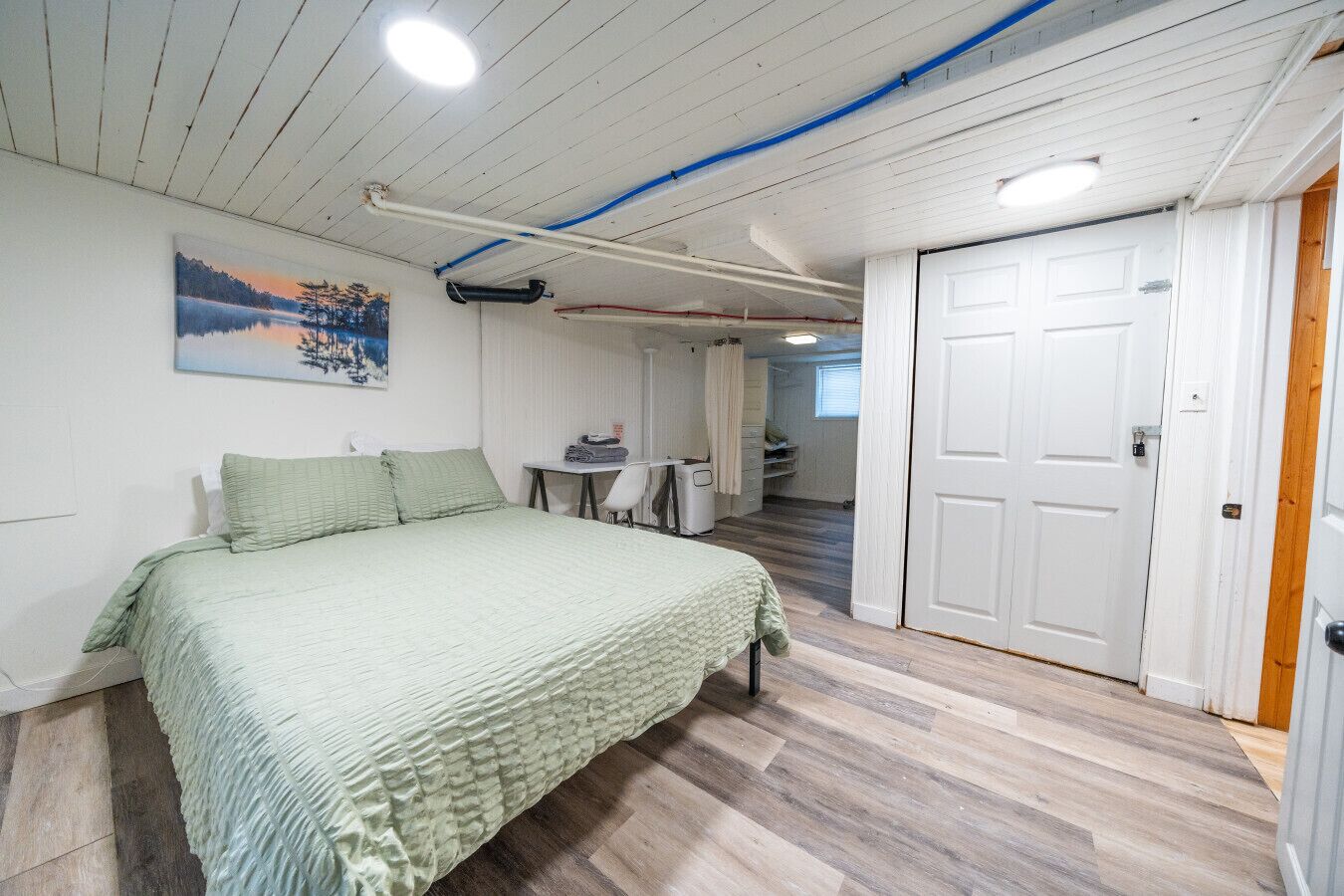 Desk, iron/ironing board, WiFi, bed sheets