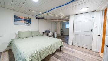 Desk, iron/ironing board, WiFi, bed sheets