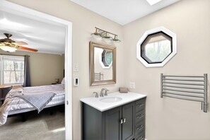 4 habitaciones, escritorio, tabla de planchar con plancha y wifi 