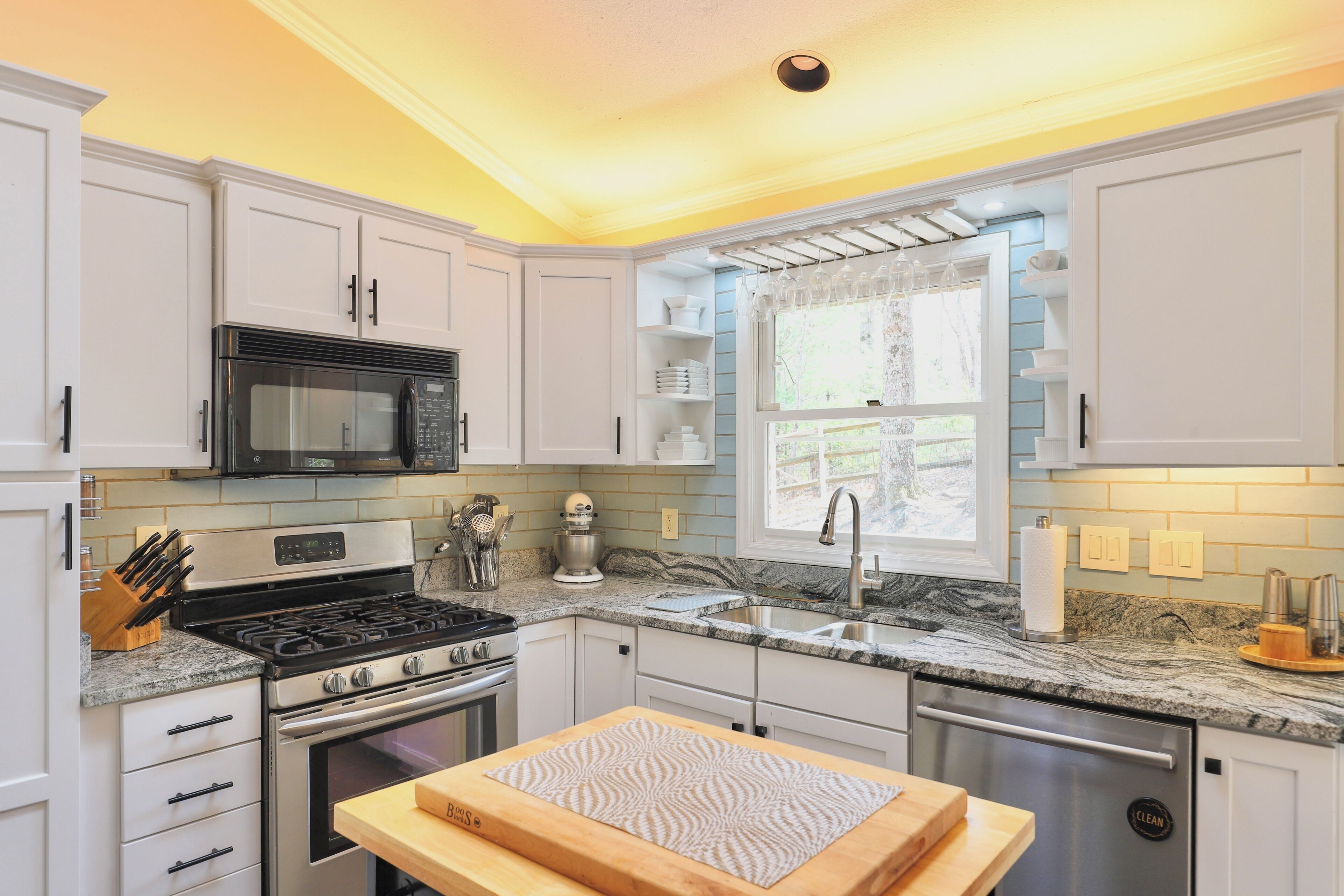 Fridge, microwave, stovetop, dishwasher