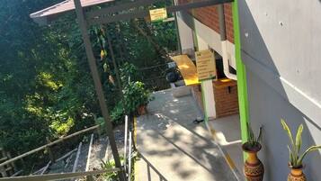 المنطقة المحيطة بالمنشأة