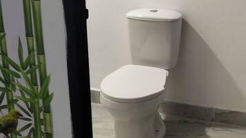 غرفة كلاسيكية رباعية | حمام | تجهيزات دش، صابون، شامبو، ورق حمّام