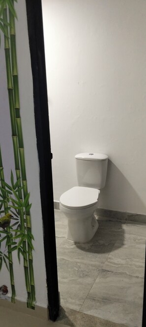 Classic Quadruple Room | Bathroom | Shower, soap, shampoo, toilet paper - hotel bosque de los guaduales (puerto caldas pereira)