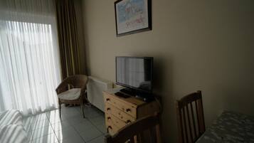 Estúdio standard, sacada | Área de estar | TV