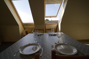 Comfort Apartment, Balcony, Garden View | Dining - Aparthotel De Wielingen (Middelkerke)