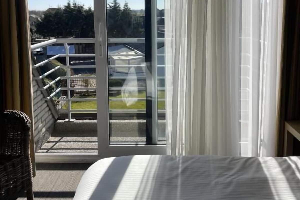 Laptop workspace, free WiFi