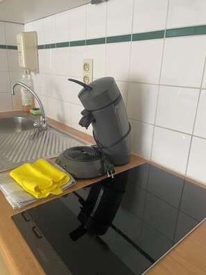 Fridge, stovetop, coffee/tea maker, cookware/dishes/utensils - Aparthotel De Wielingen (Middelkerke)