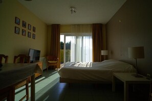 Estudio estándar, balcón | Espacio para trabajar con laptop, wifi gratis y ropa de cama