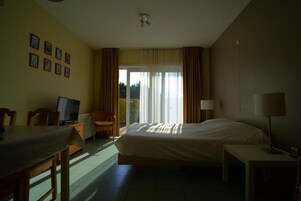 Estudio estándar, balcón | Espacio para trabajar con un portátil, wifi gratis, ropa de cama