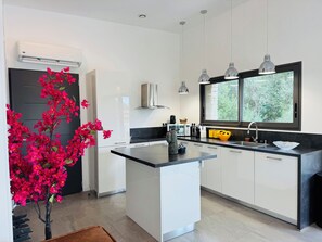 Private kitchen - CASA CASEDDU, Swimming pool, 2 Bedrooms, sleeps 4, Bonifacio (bonifacio)