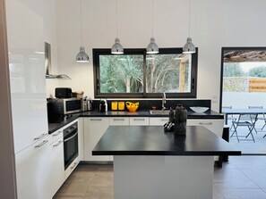 Private kitchen - CASA CASEDDU, Swimming pool, 2 Bedrooms, sleeps 4, Bonifacio (bonifacio)