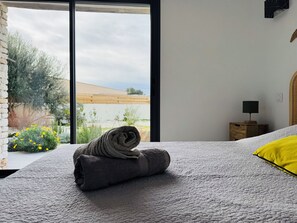 Tabla de planchar con plancha, internet y ropa de cama 