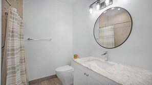 Towels, soap, shampoo, toilet paper - the fountain (Key Largo)