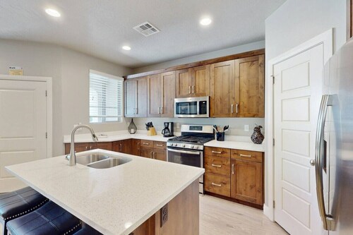 3BR/2.5BA Townhouse w/ Pool & Hot Tub