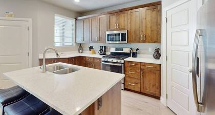 3BR/2.5BA Townhouse w/ Pool & Hot Tub