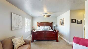 Schreibtisch, Bügeleisen/Bügelbrett, Reisekinderbett, WLAN