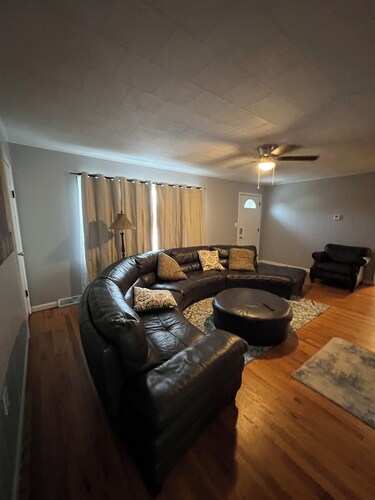  Cozy 3 br house one minute from Patoka Lake close to the Marina & many ramps