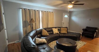 Cozy 3 br house one minute from Patoka Lake close to the Marina & many ramps