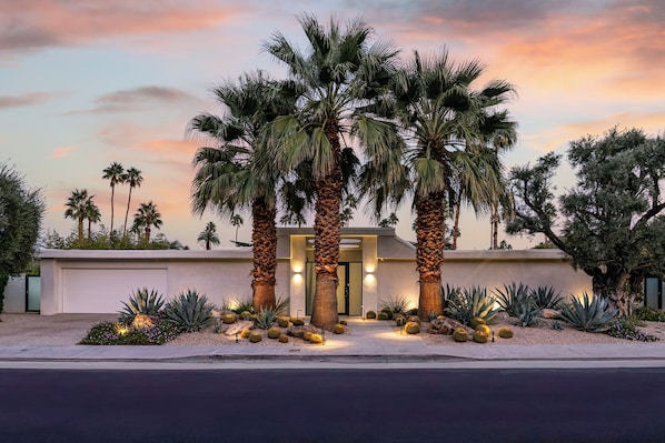 Exterior - Indian Canyons PS Mid-Century Modern - Mountain View, Firepit, Pool, Spa, Garage (Palm Springs)