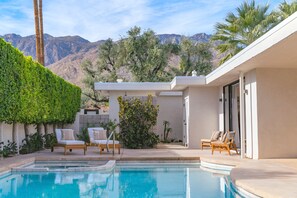 A heated pool - Indian Canyons PS Mid-Century Modern - Mountain View, Firepit, Pool, Spa, Garage (Palm Springs)